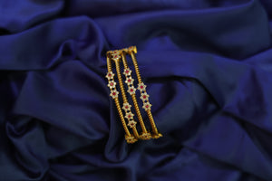 GOLD FINISH STONE BANGLE GOLD FINISH STONE BANGLE