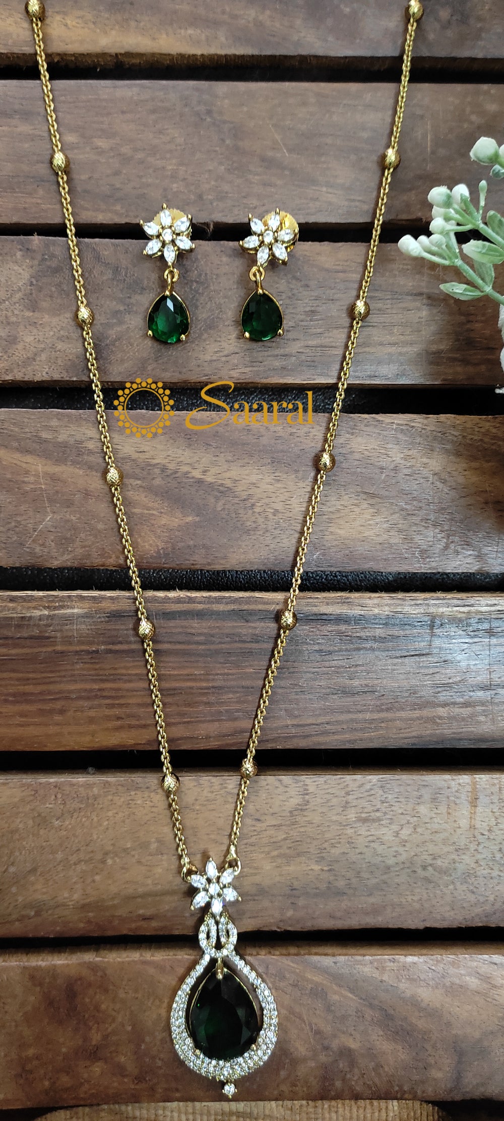 Chain with green pendant
