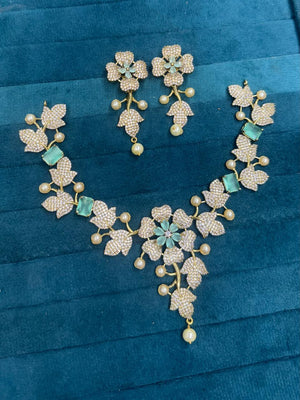 Trendy Floral Pattern Necklace