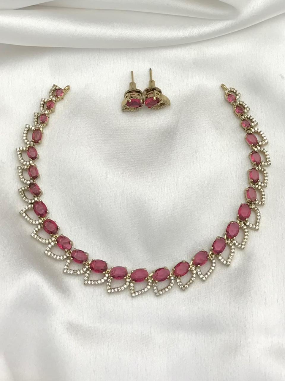 Minimal victorian Chocker