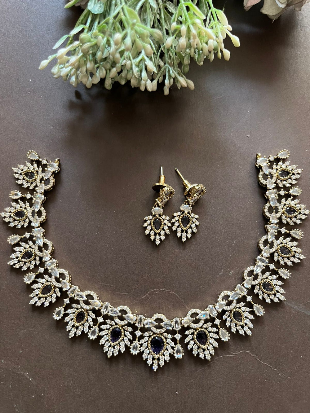 Leaf Pattern Elegant Neckset