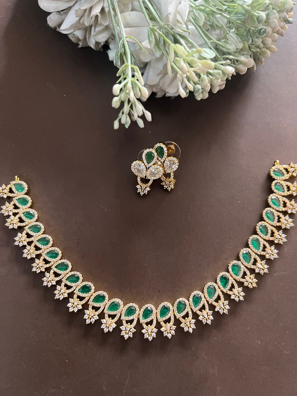 Elegant stone necklace with Traditional look