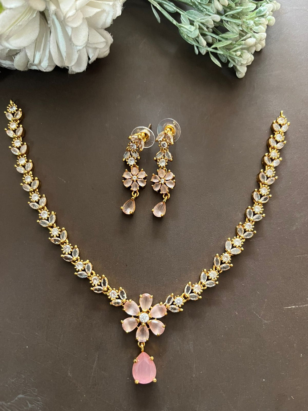Elegant Flowral Pattern Necklace